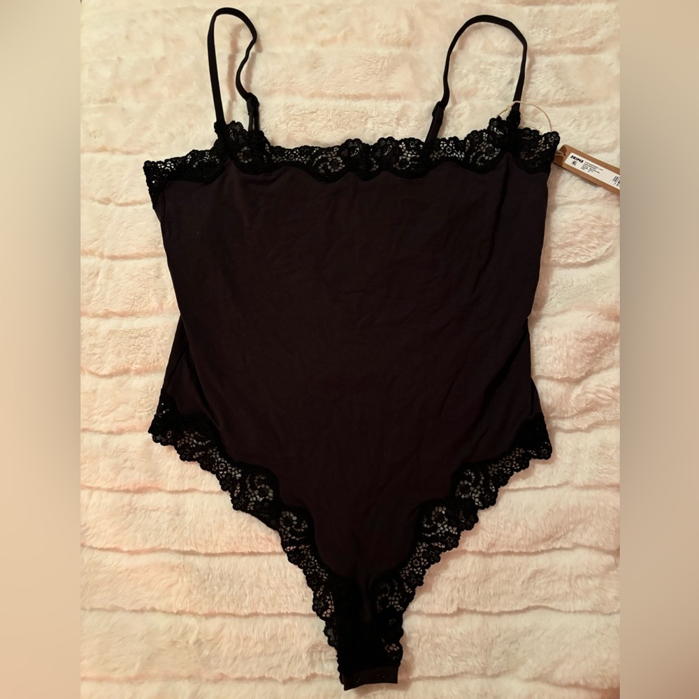 SKIMS Fits Everybody Lace Cami Bodysuit